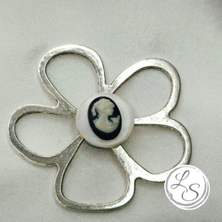 Broche aimantée "Porte lunettes fleur argentée camé"