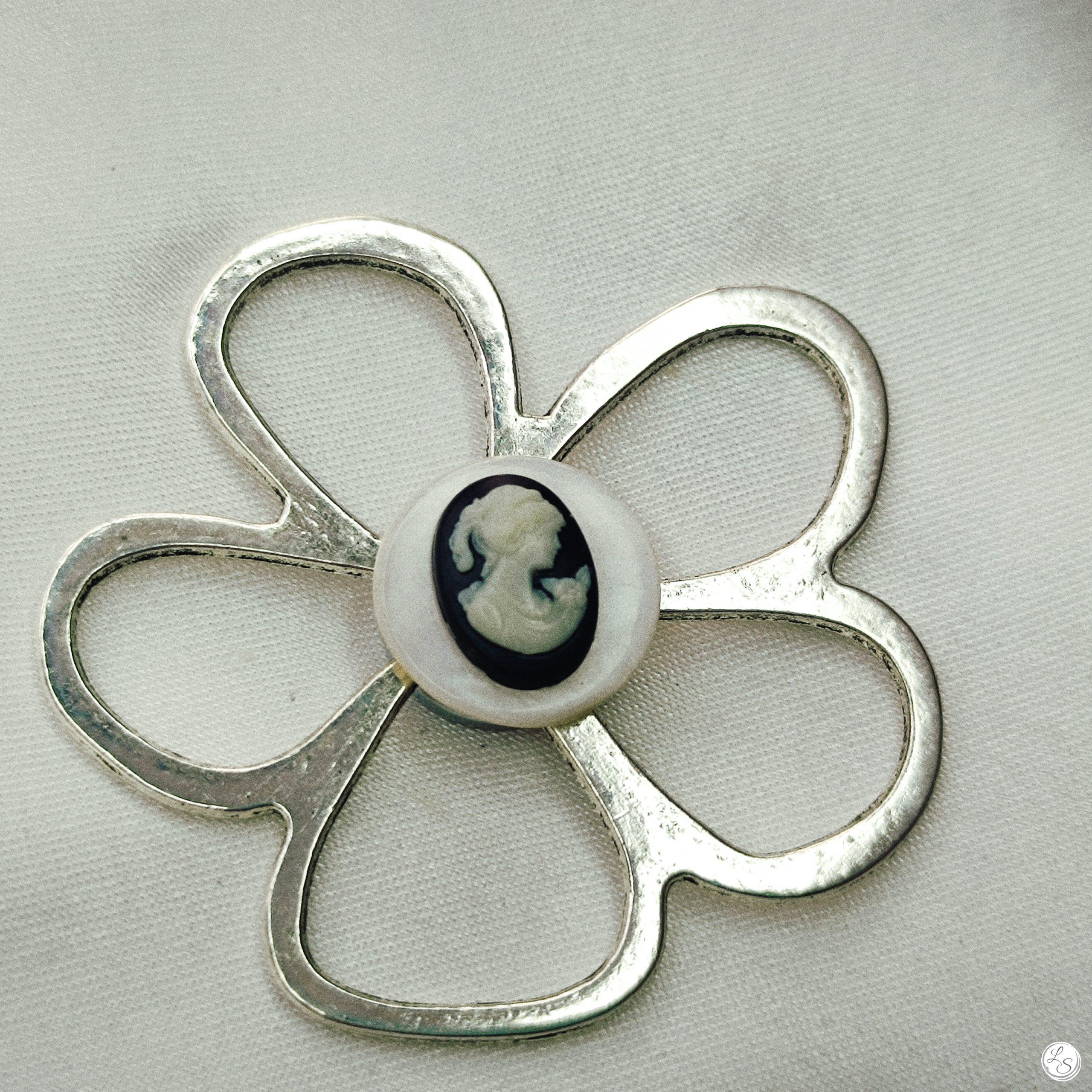 Broche aimantée "Porte lunettes fleur argentée camé"