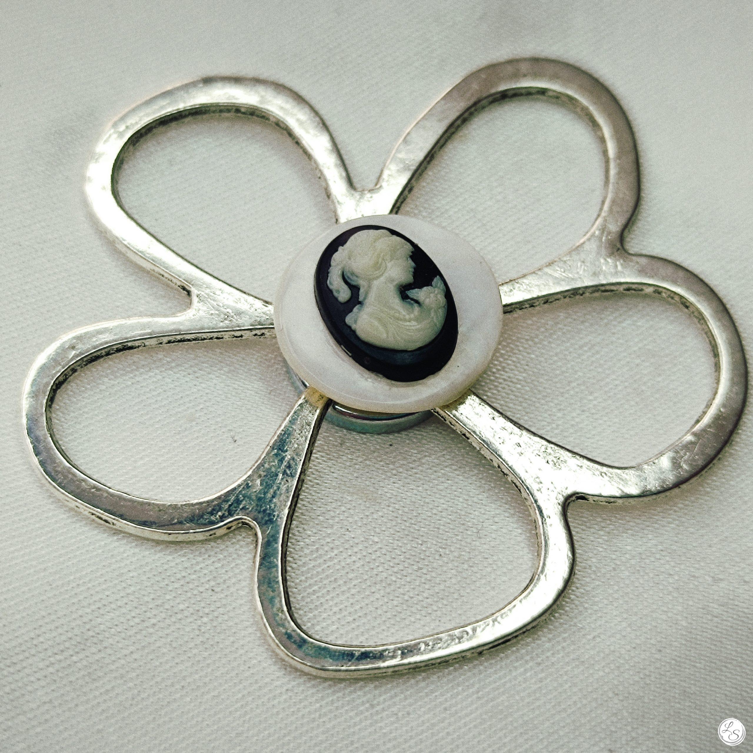 Broche aimantée "Porte lunettes fleur argentée camé" – Image 2