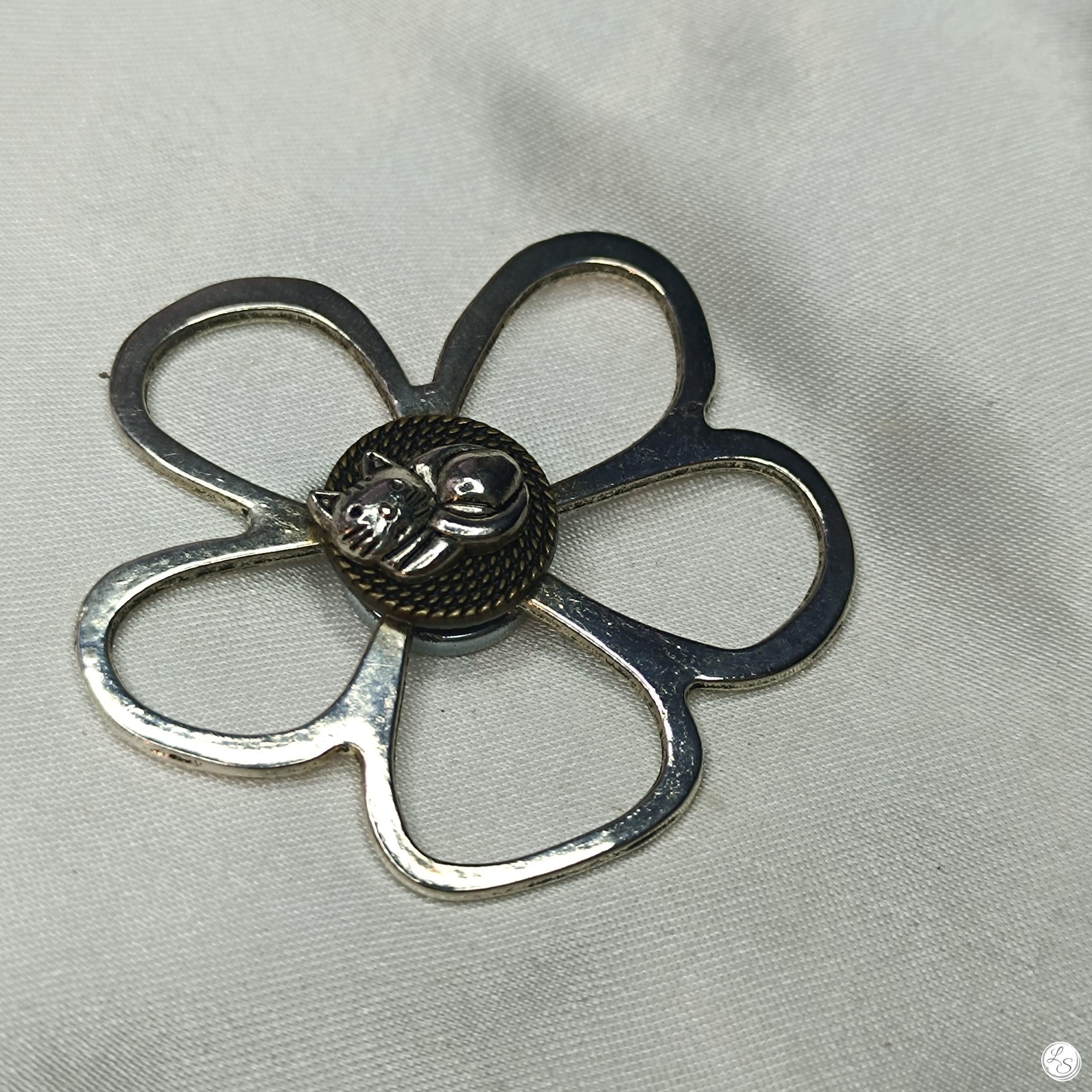 Broche aimantée "Porte lunettes fleur argentée chat sur bronze strié" – Image 4