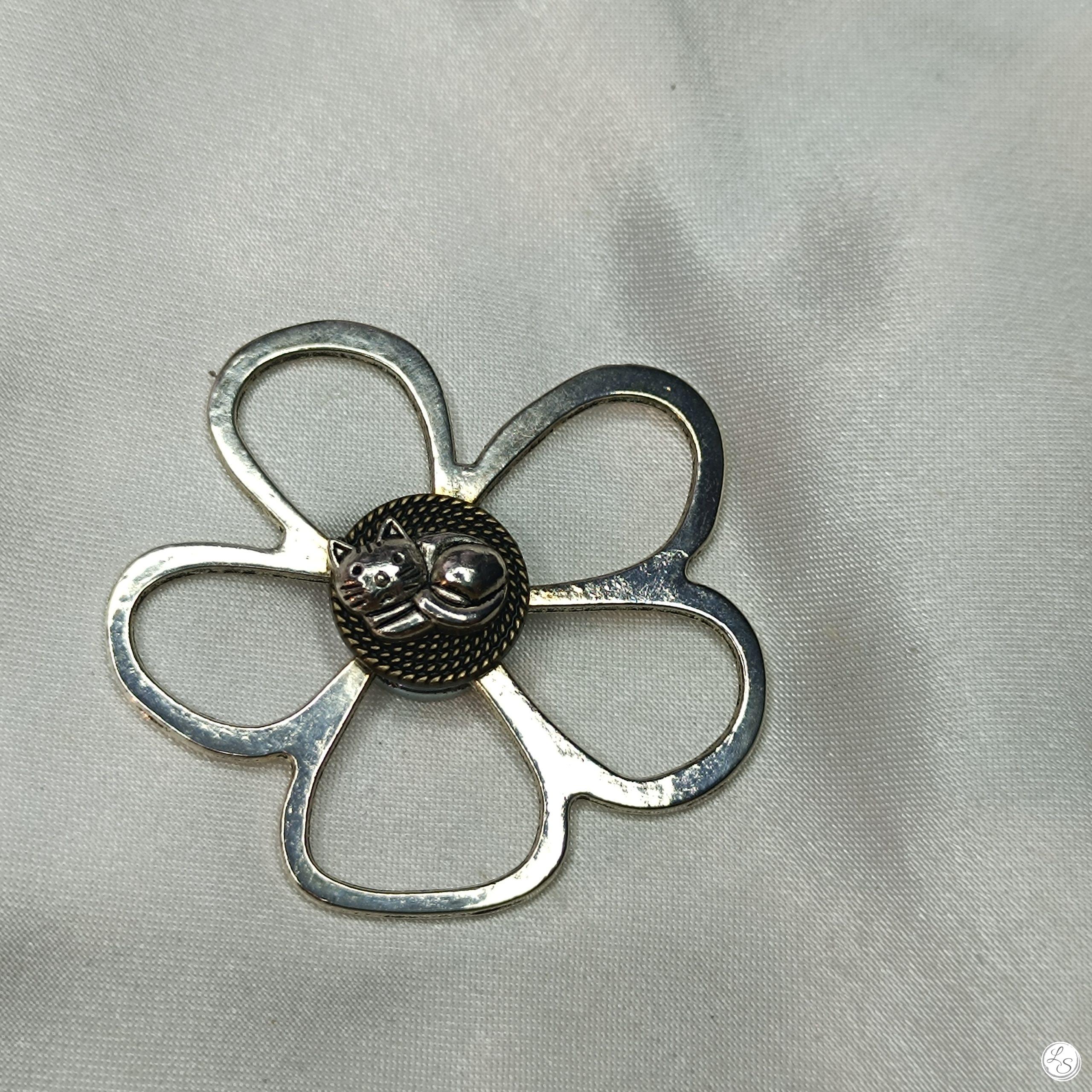 Broche aimantée "Porte lunettes fleur argentée chat sur bronze strié" – Image 3