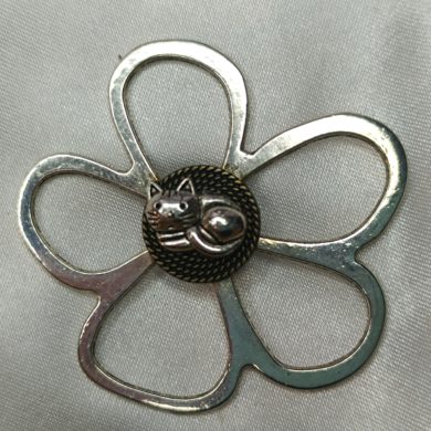 Broche aimantée "Porte lunettes fleur argentée chat sur bronze strié"