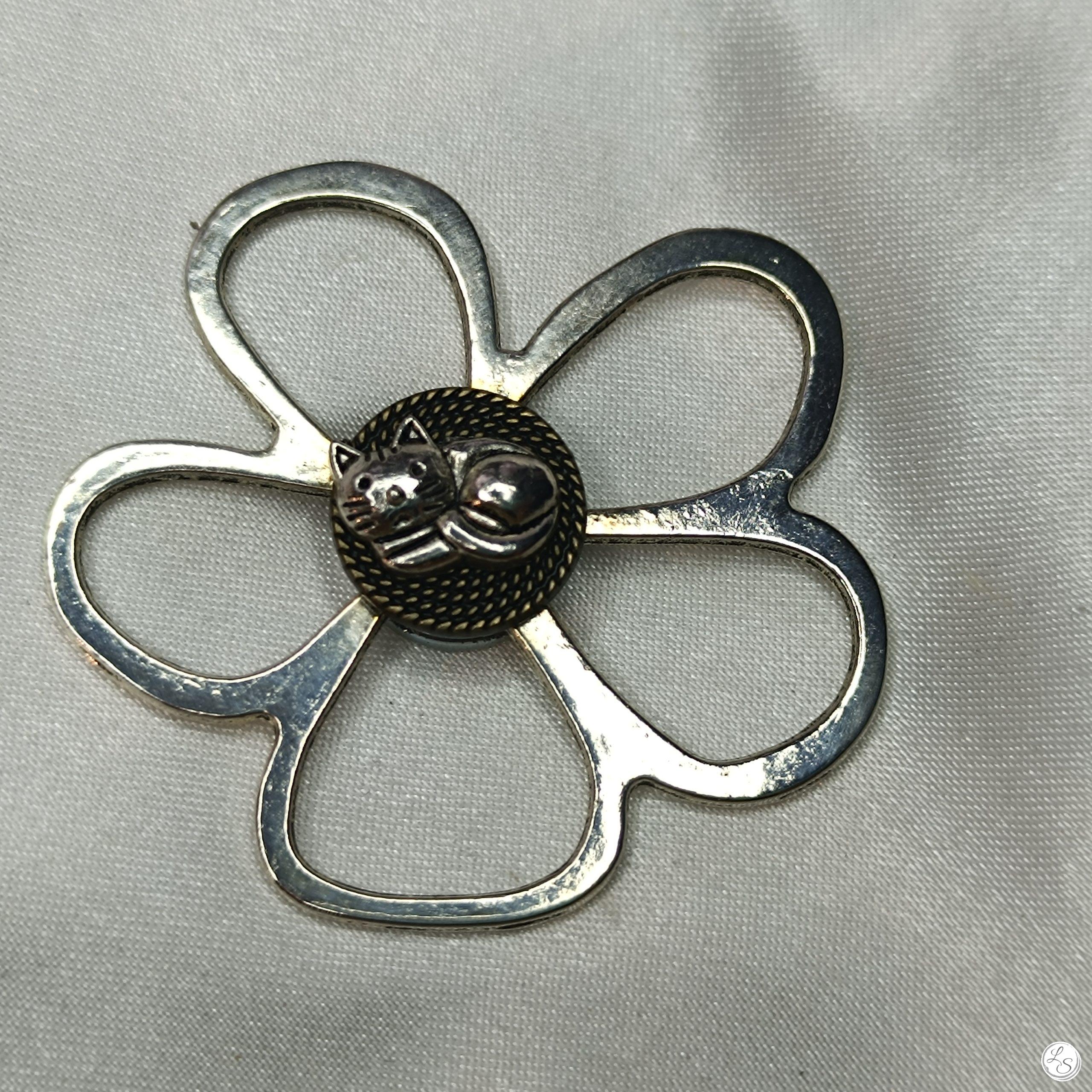 Broche aimantée "Porte lunettes fleur argentée chat sur bronze strié" – Image 2