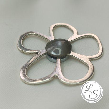 Broche aimantée "Porte lunettes fleur argentée nacre grise" – Image 2