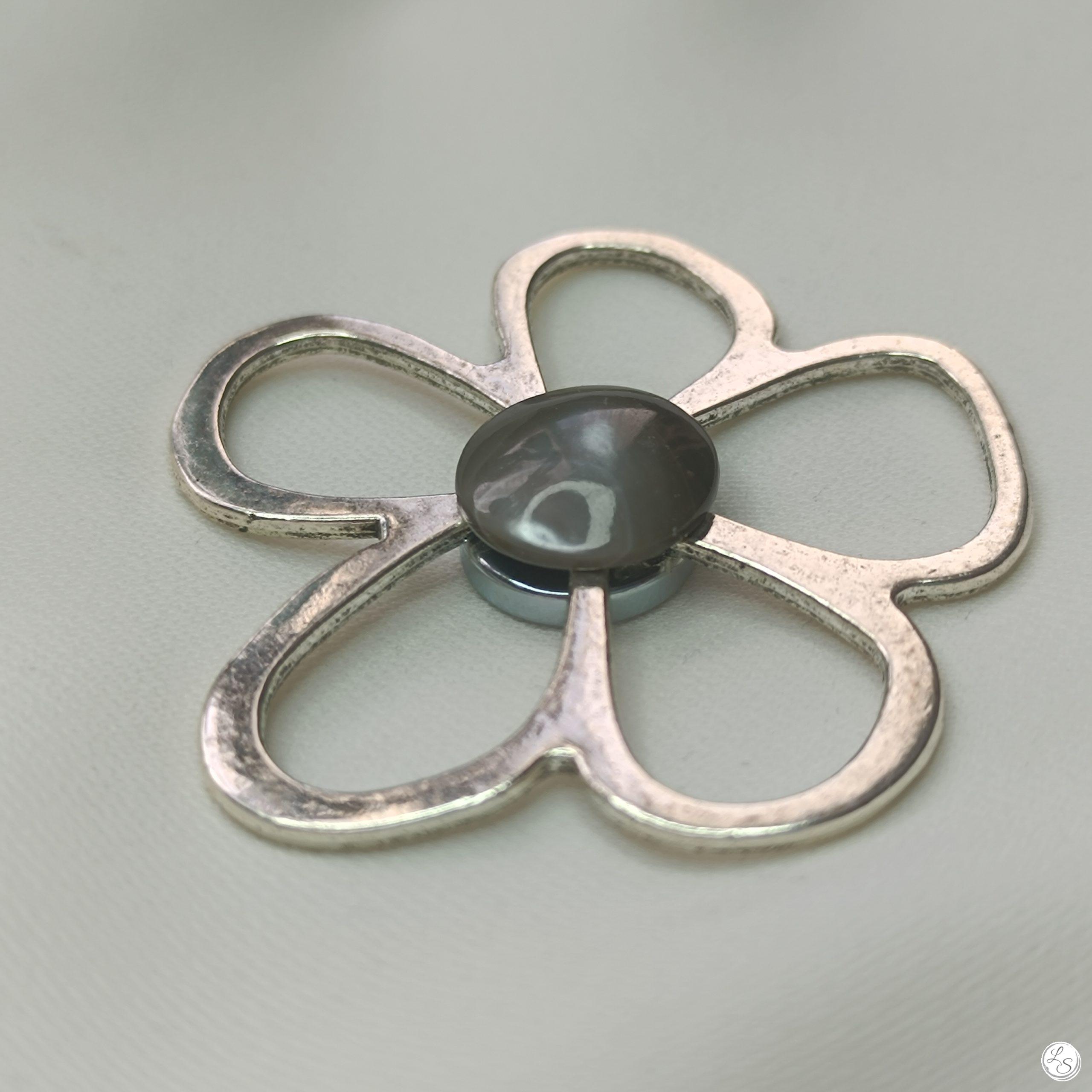 Broche aimantée "Porte lunettes fleur argentée nacre grise" – Image 2