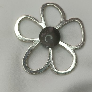 Broche aimantée "Porte lunettes fleur argentée nacre grise"