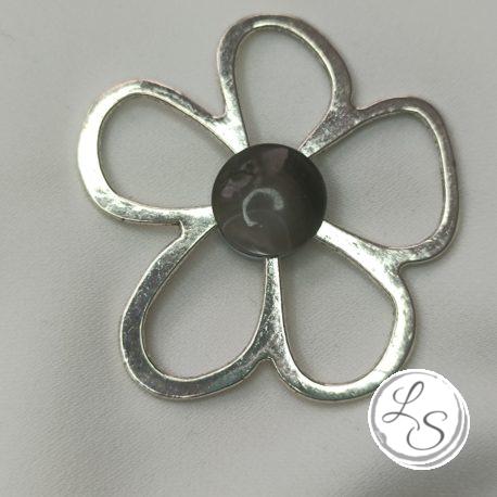 Broche aimantée "Porte lunettes fleur argentée nacre grise"