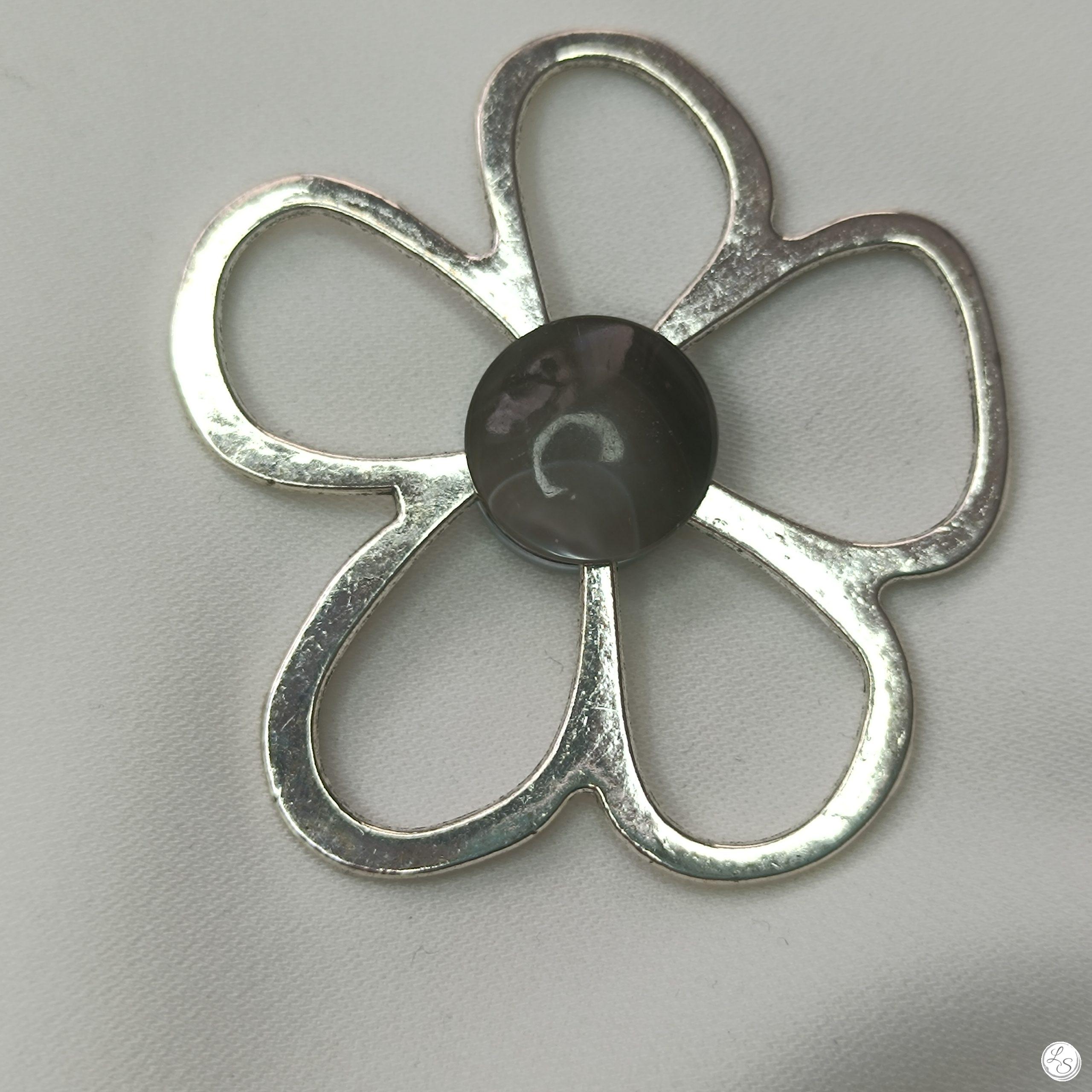 Broche aimantée "Porte lunettes fleur argentée nacre grise"