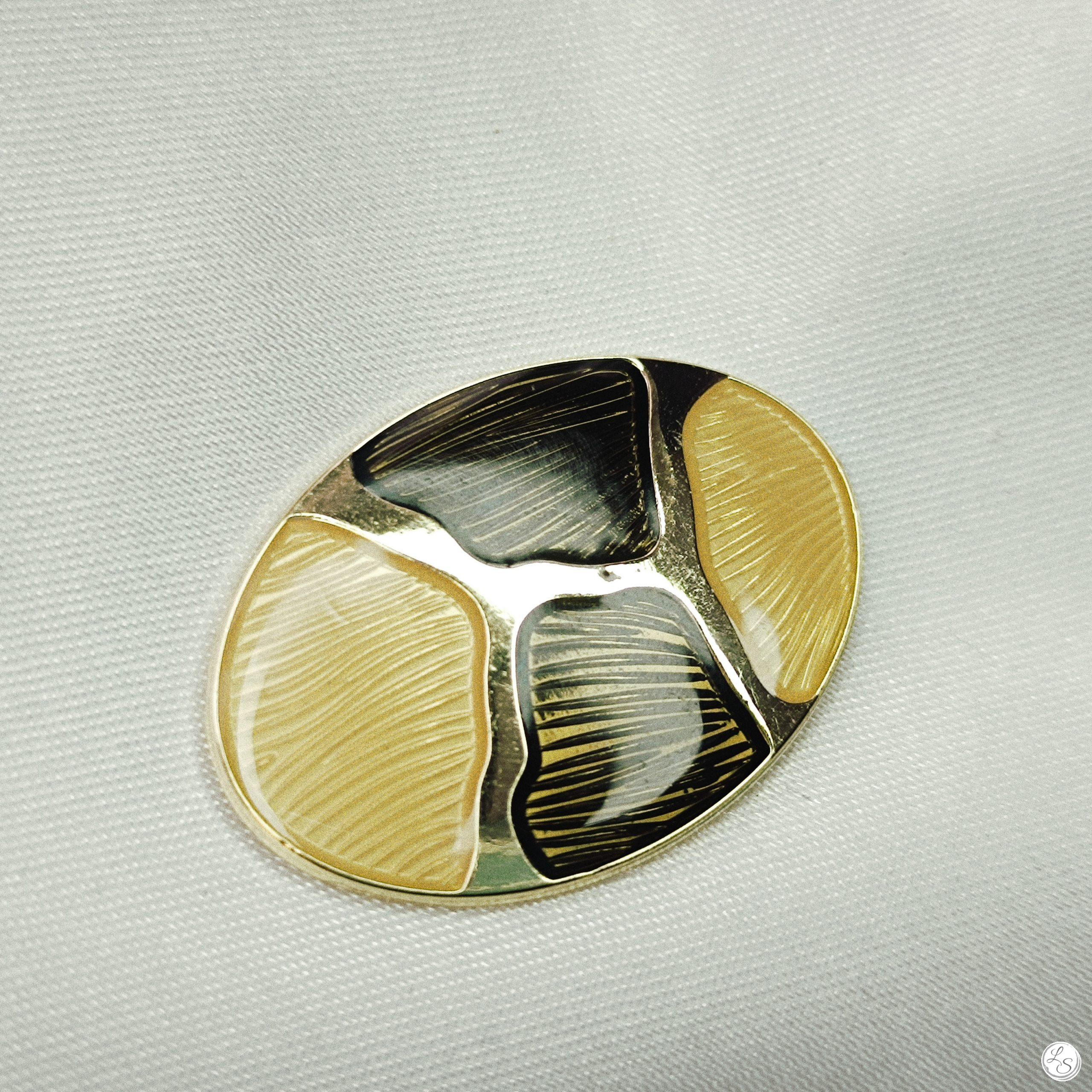 Broche aimantée "Ovale émaillé doré marron " – Image 2