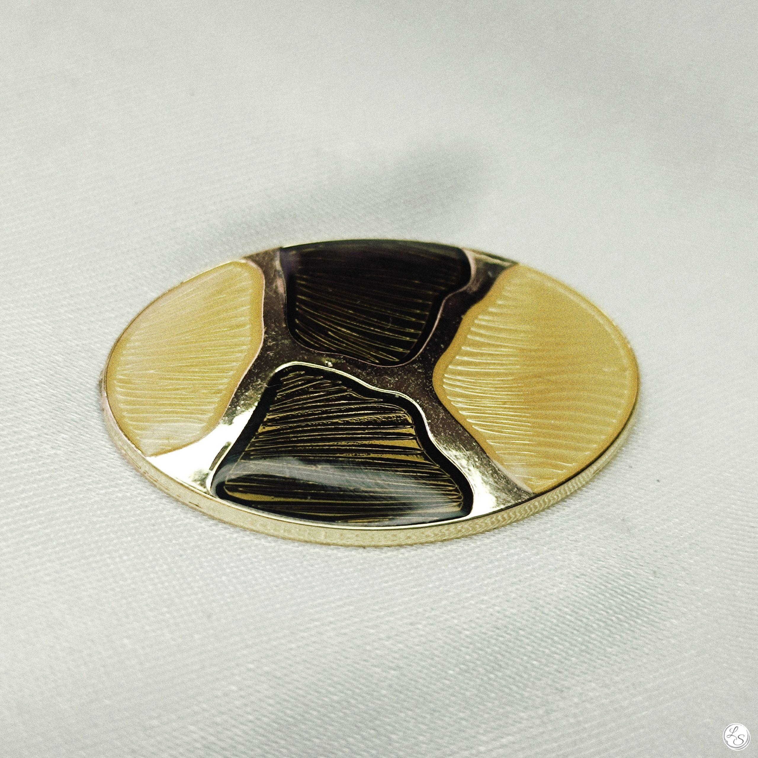 Broche aimantée "Ovale émaillé doré marron " – Image 3