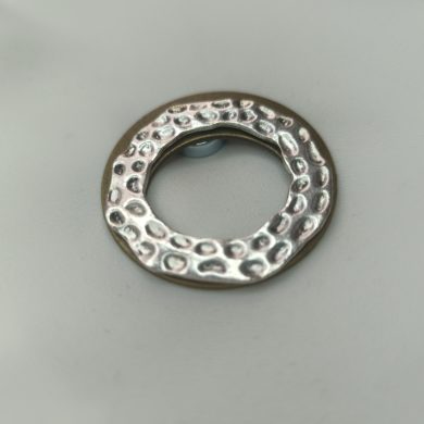 Broche aimantée "Porte Lunettes bronze argenté martelé"