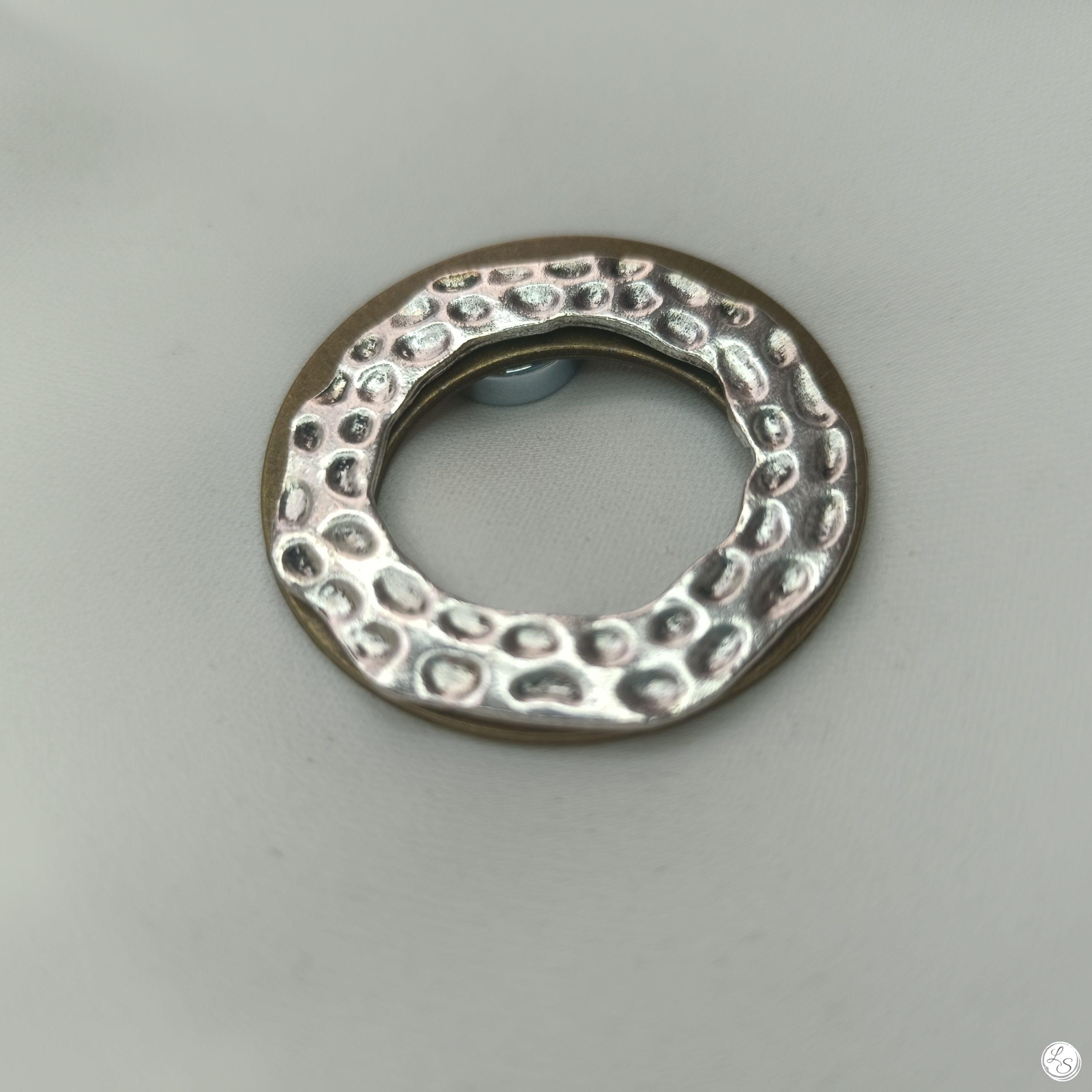 Broche aimantée "Porte Lunettes bronze argenté martelé"