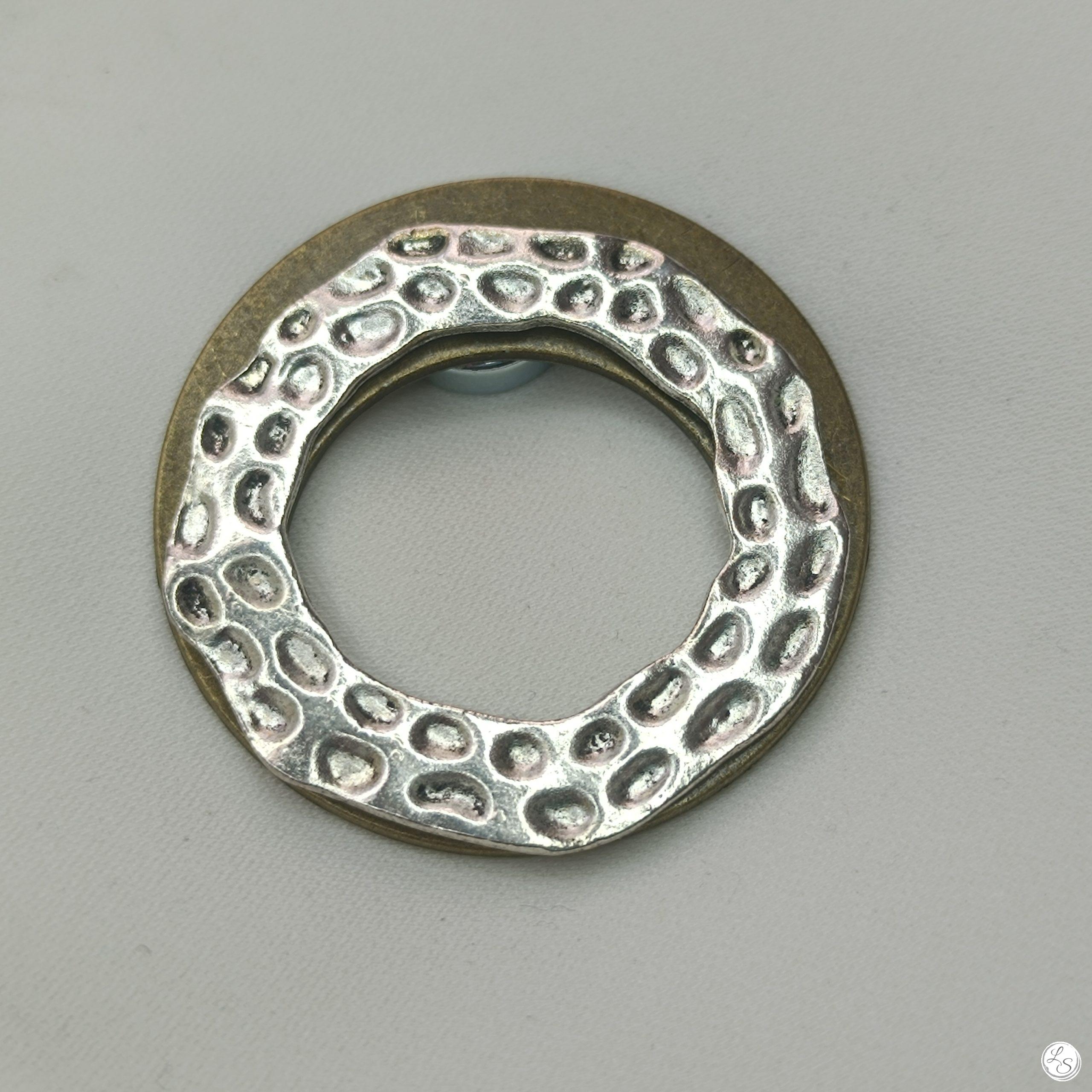 Broche aimantée "Porte Lunettes bronze argenté martelé" – Image 3