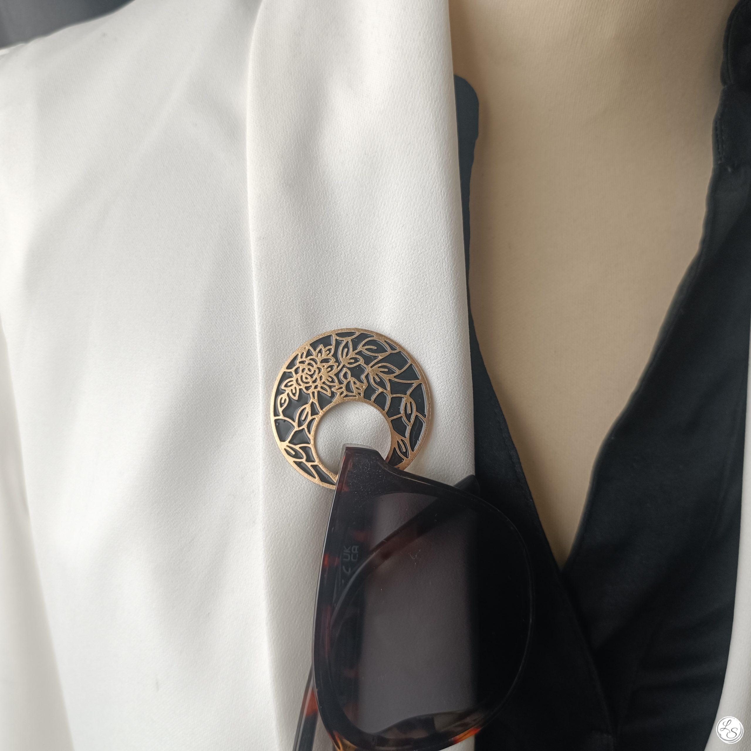 Broche aimantée "Porte lunettes aimantés doré noir fleurs"