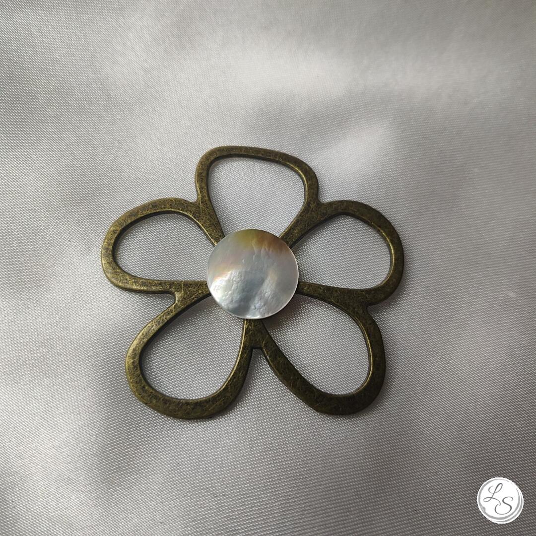 Broche aimantée "Porte lunettes fleur bronze et nacre"