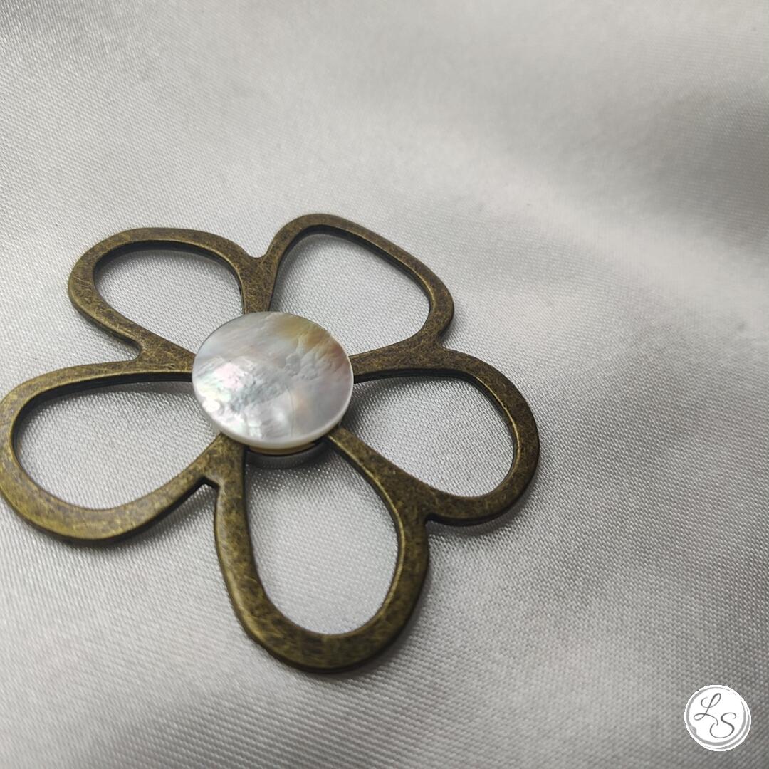 Broche aimantée "Porte lunettes fleur bronze et nacre" – Image 3