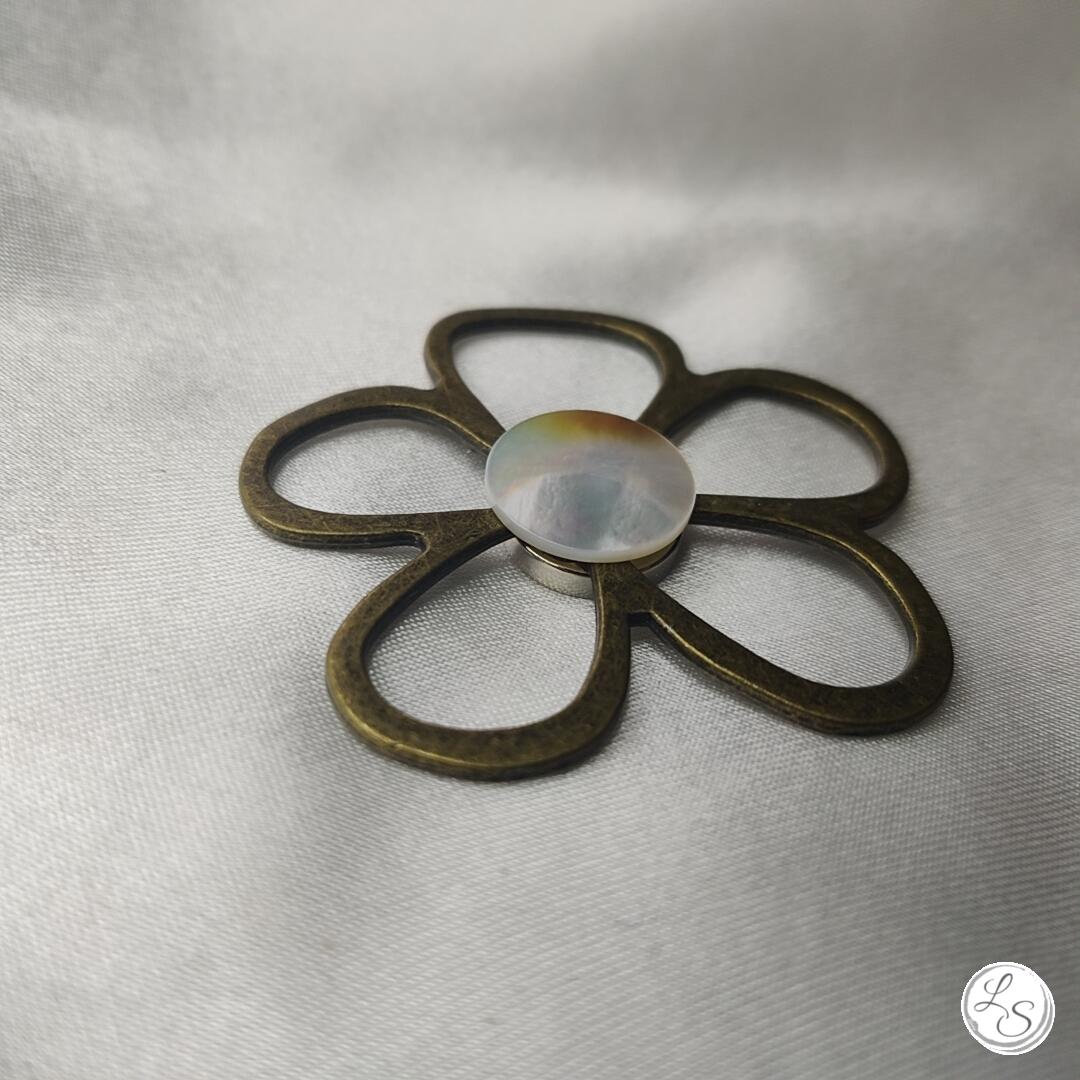 Broche aimantée "Porte lunettes fleur bronze et nacre" – Image 2