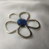 Broche aimantée "Porte lunettes fleur argentée swarovski bleu intense" – Image 3