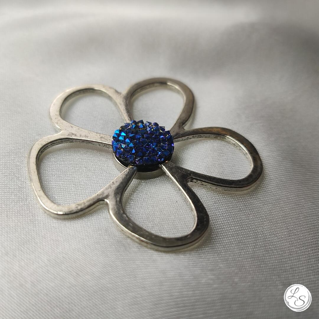 Broche aimantée "Porte lunettes fleur argentée swarovski bleu intense" – Image 3