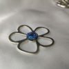 Broche aimantée "Porte lunettes fleur argentée swarovski bleu intense" – Image 2