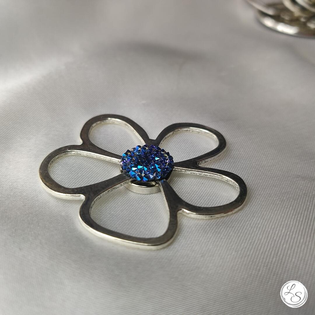 Broche aimantée "Porte lunettes fleur argentée swarovski bleu intense" – Image 2