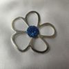 Broche aimantée "Porte lunettes fleur argentée swarovski bleu intense"