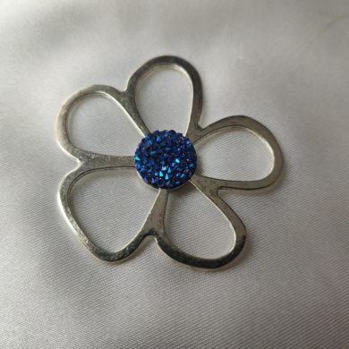 Broche aimantée "Porte lunettes fleur argentée swarovski bleu intense"
