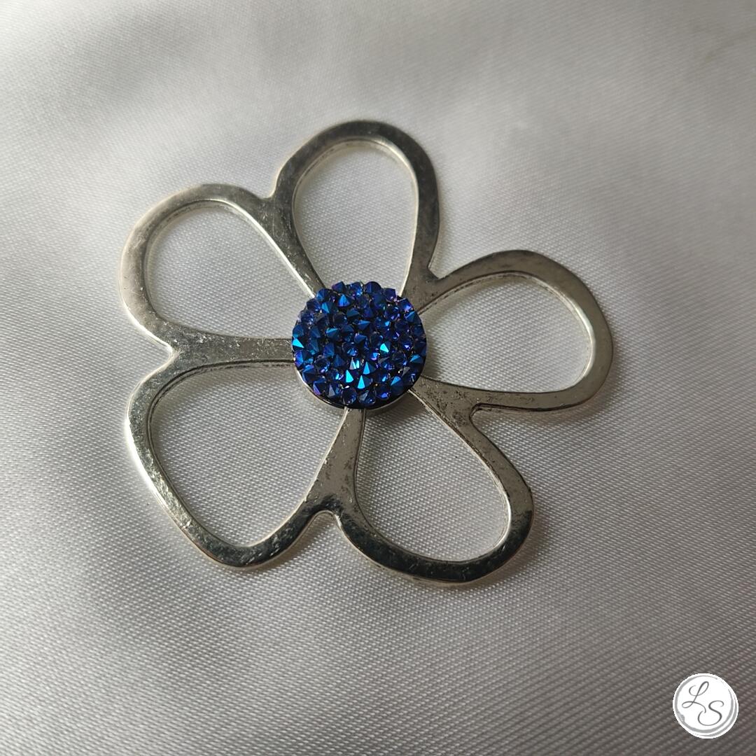 Broche aimantée "Porte lunettes fleur argentée swarovski bleu intense"