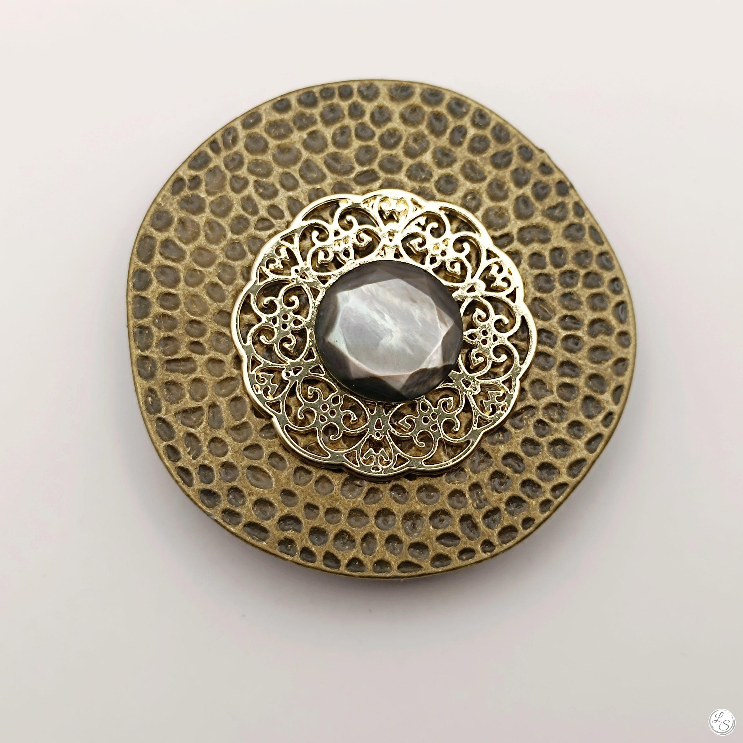 Broche aimantée "Médaillon bronze et sa nacre grise ciselé dur doré" – Image 3