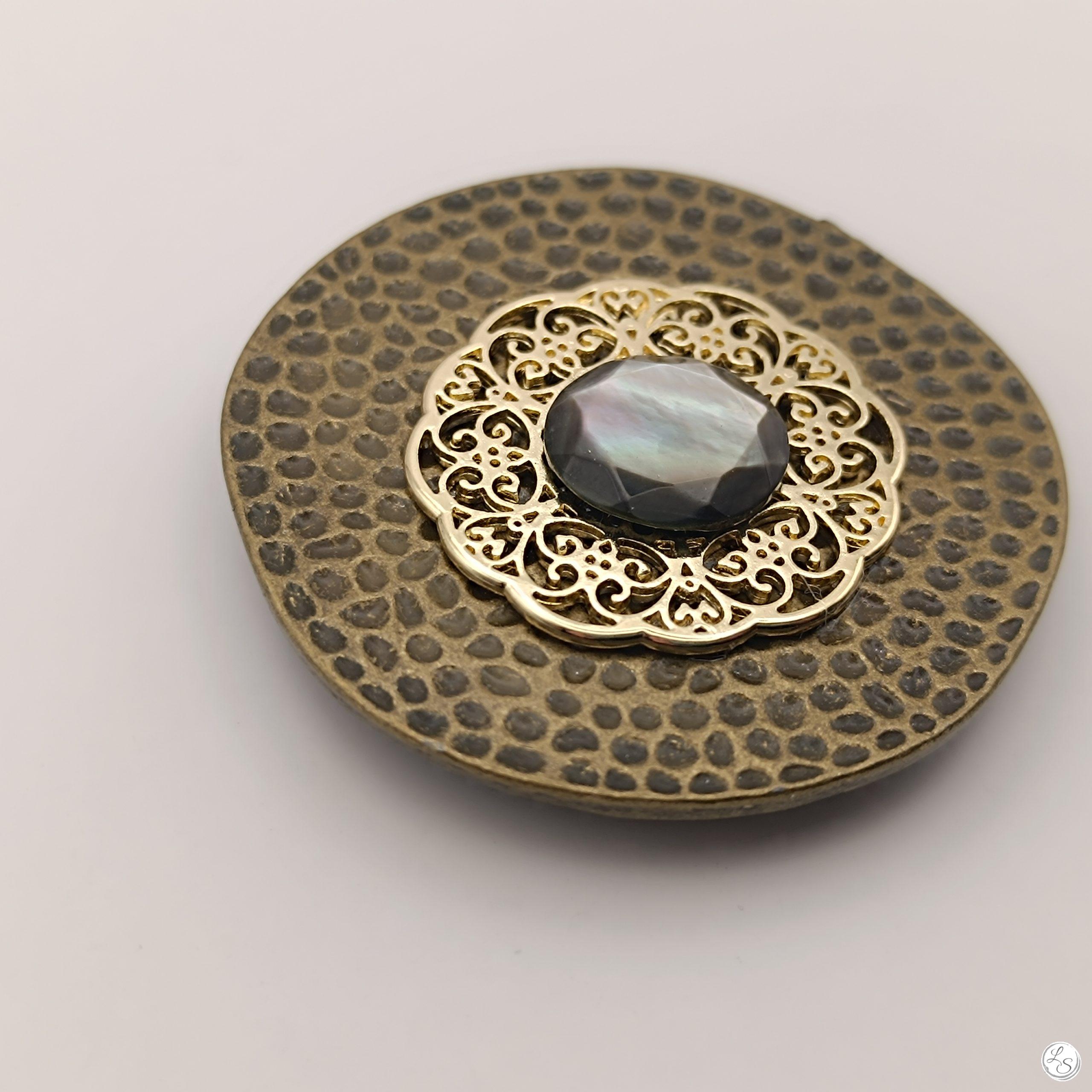 Broche aimantée "Médaillon bronze et sa nacre grise ciselé dur doré" – Image 2