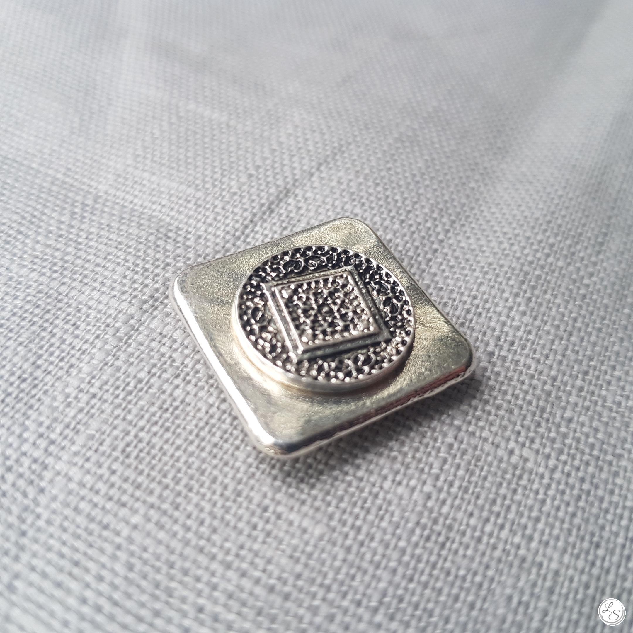 Broche aimantée "Carré tout argent" – Image 2