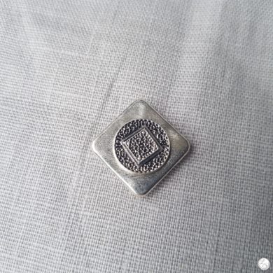Broche aimantée "Carré tout argent"