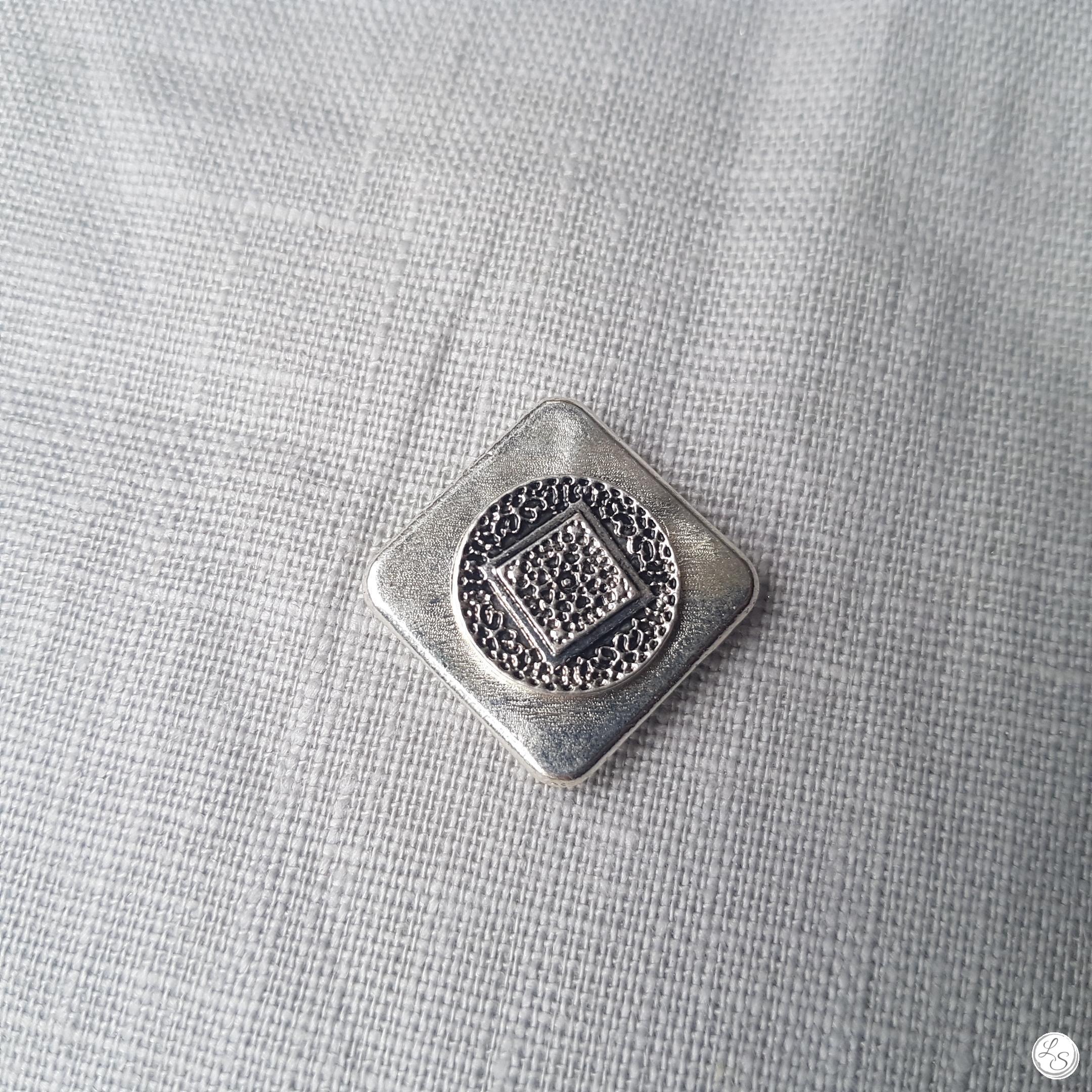 Broche aimantée "Carré tout argent"