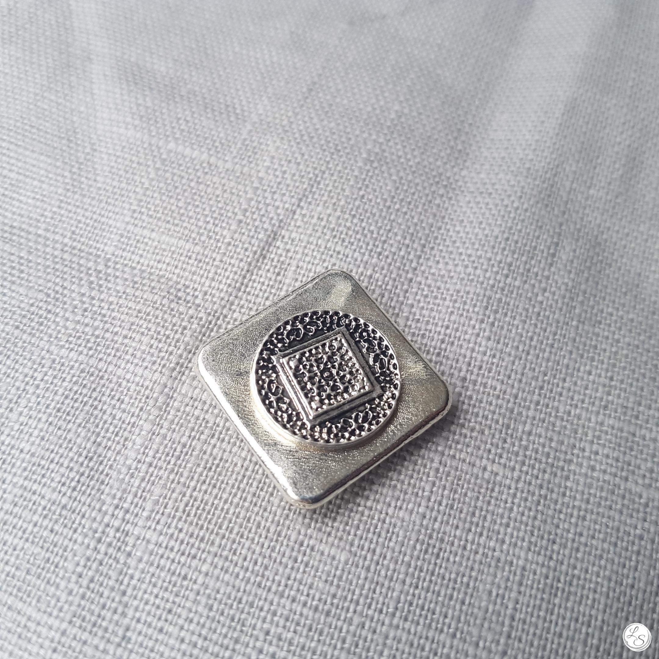 Broche aimantée "Carré tout argent" – Image 3