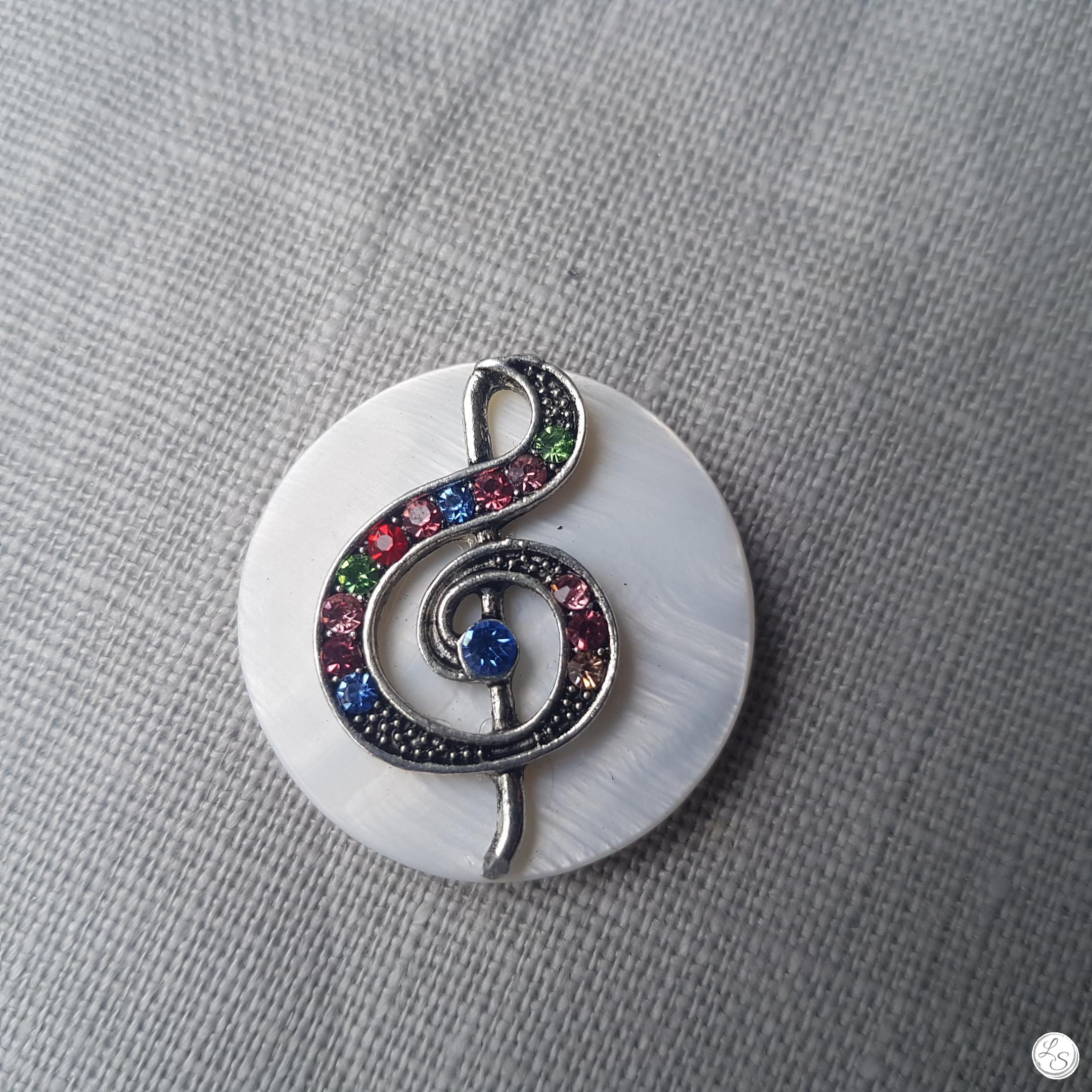 Broche aimantée "Clé de sol strass sur nacre" – Image 2