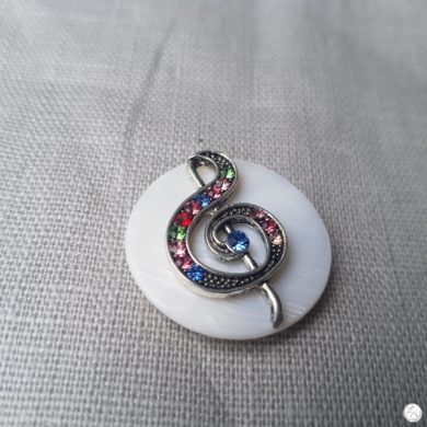 Broche aimantée "Clé de sol strass sur nacre"