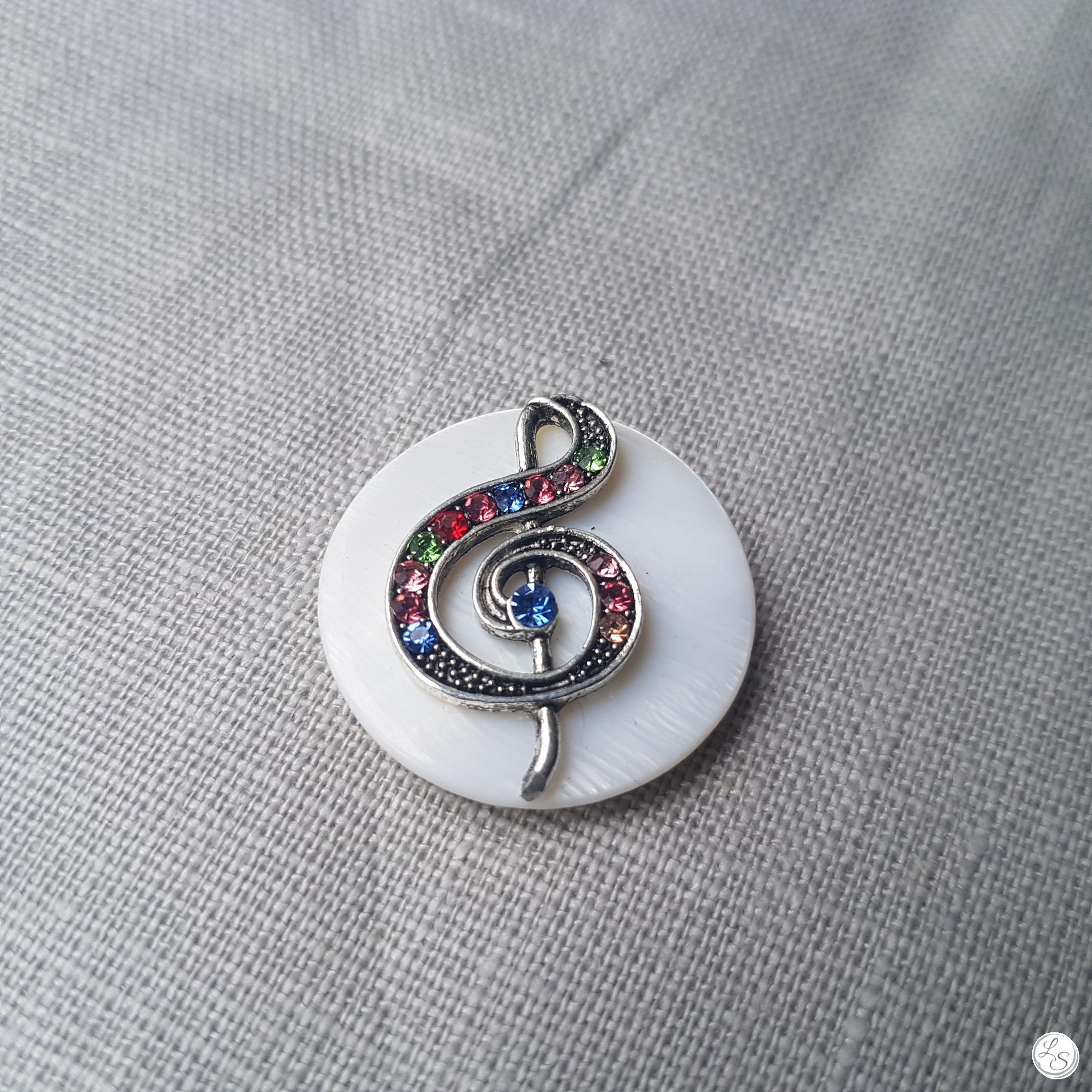 Broche aimantée "Clé de sol strass sur nacre" – Image 3