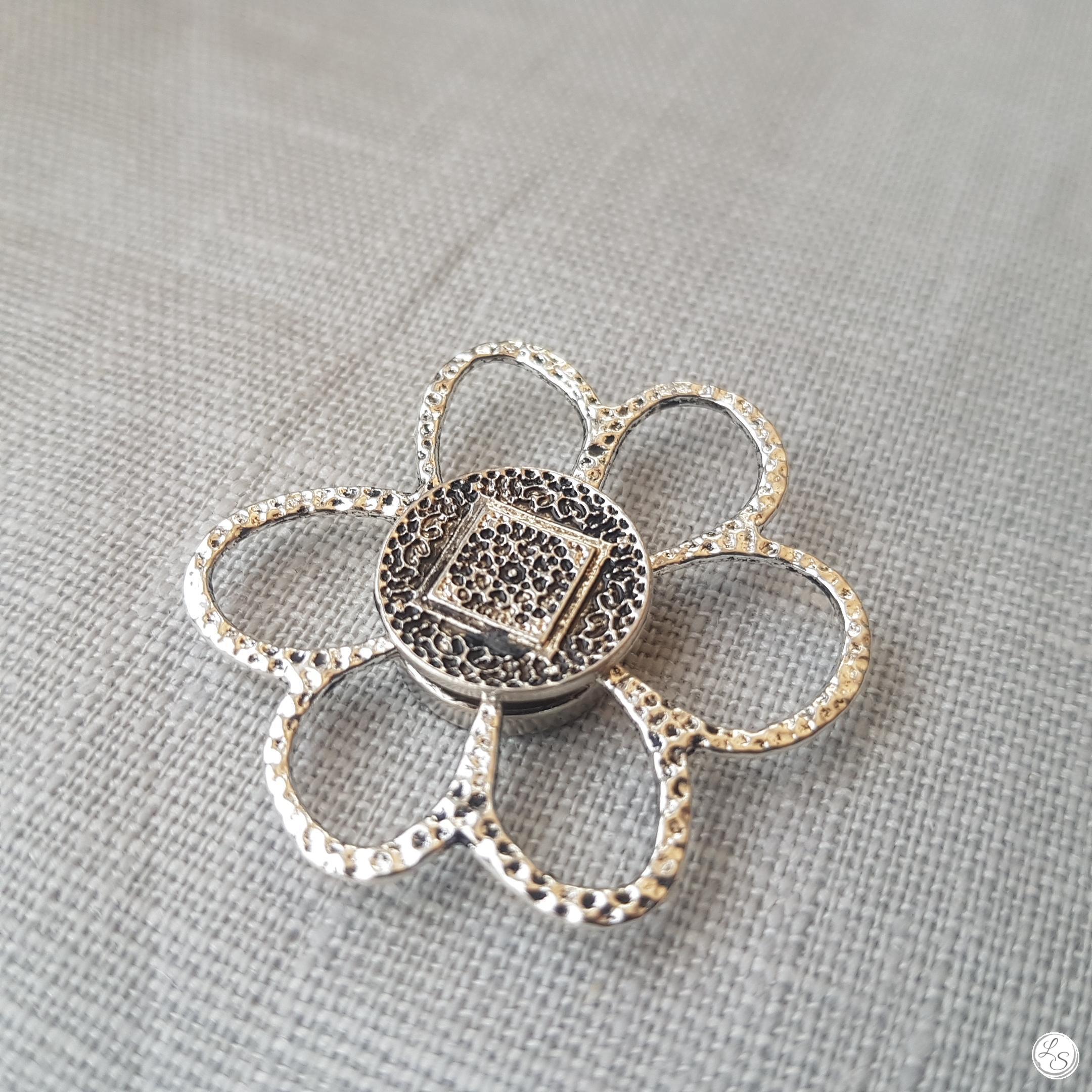 Broche aimantée "fleur argentée " – Image 2