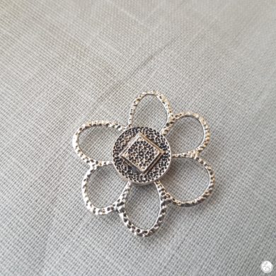 Broche aimantée "fleur argentée "