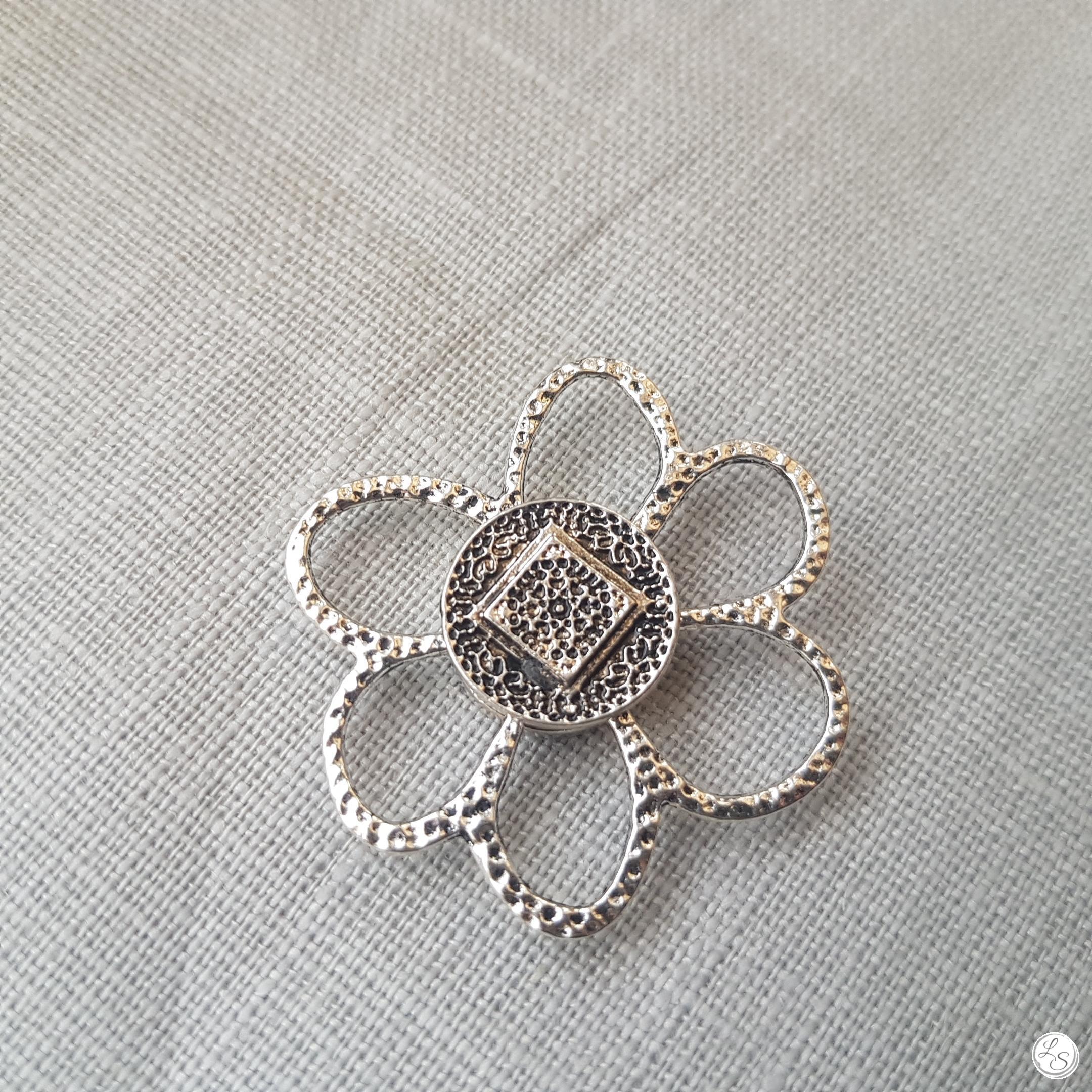 Broche aimantée "fleur argentée "
