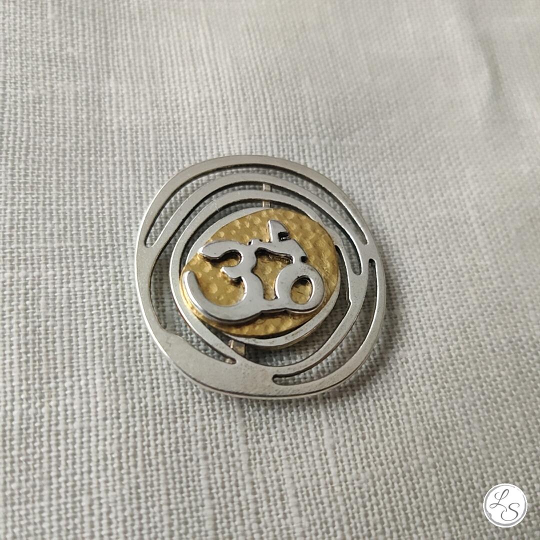 Broche aimantée "OM doré argenté" – Image 4