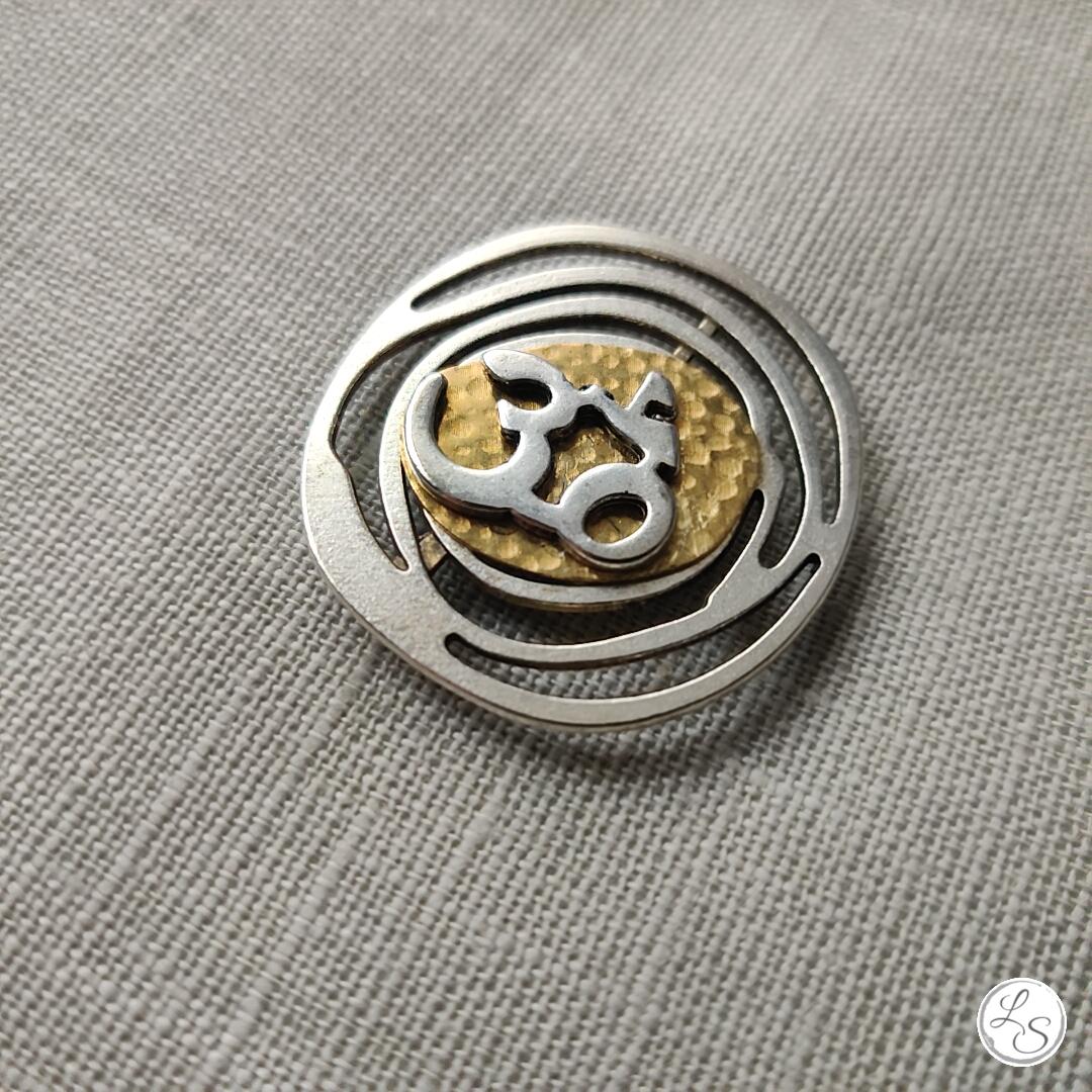 Broche aimantée "OM doré argenté" – Image 3