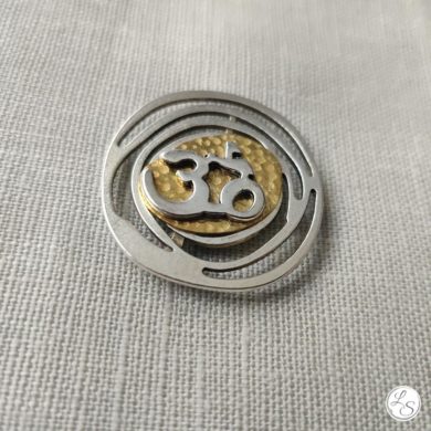 Broche aimantée "OM doré argenté"