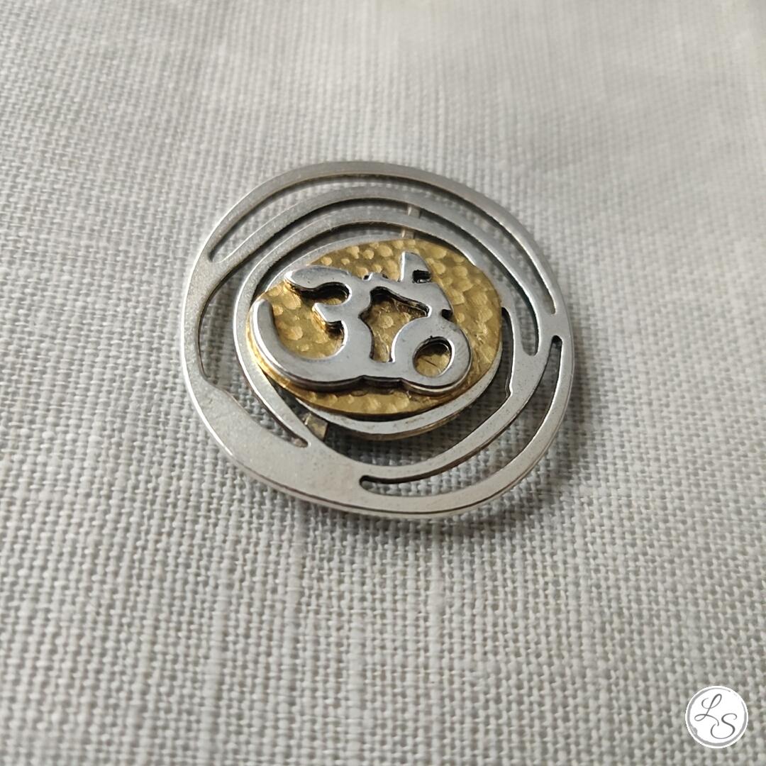 Broche aimantée "OM doré argenté"