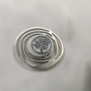Broche aimantée "Spirale argentée arbre"