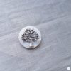 Broche aimantée "Arbre de vie argenté sur nacre" – Image 2