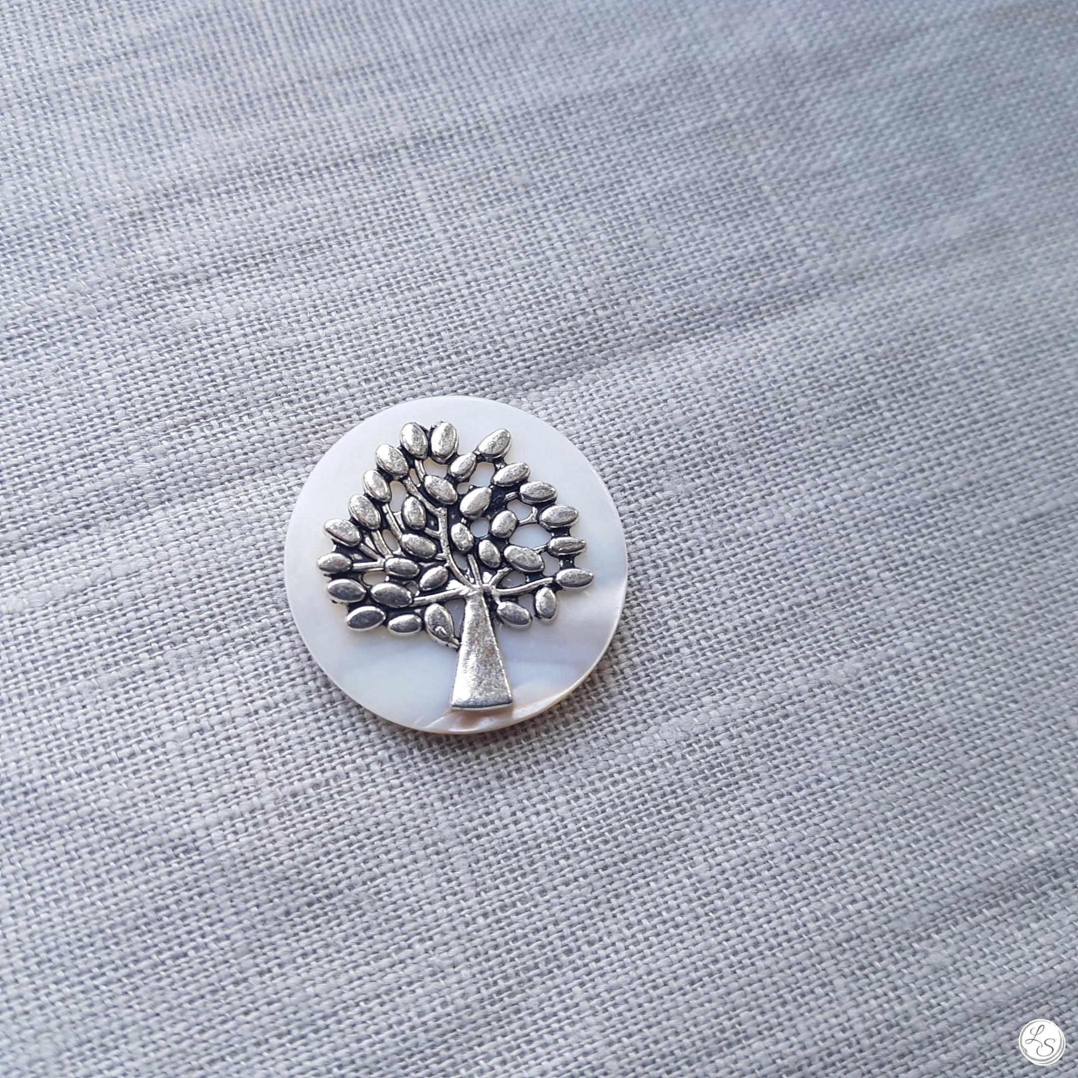 Broche aimantée "Arbre de vie argenté sur nacre" – Image 2