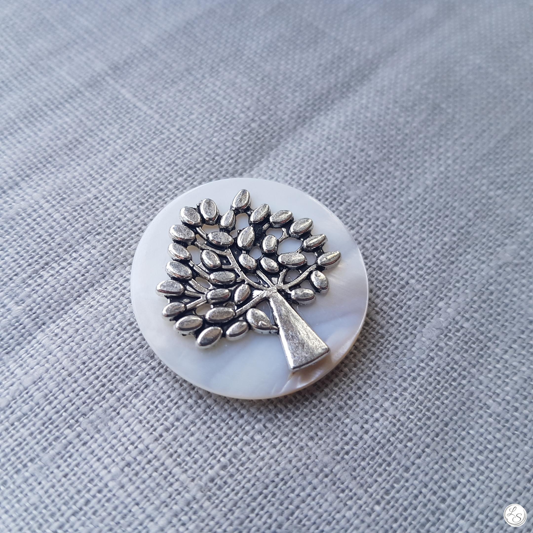 Broche aimantée "Arbre de vie argenté sur nacre"