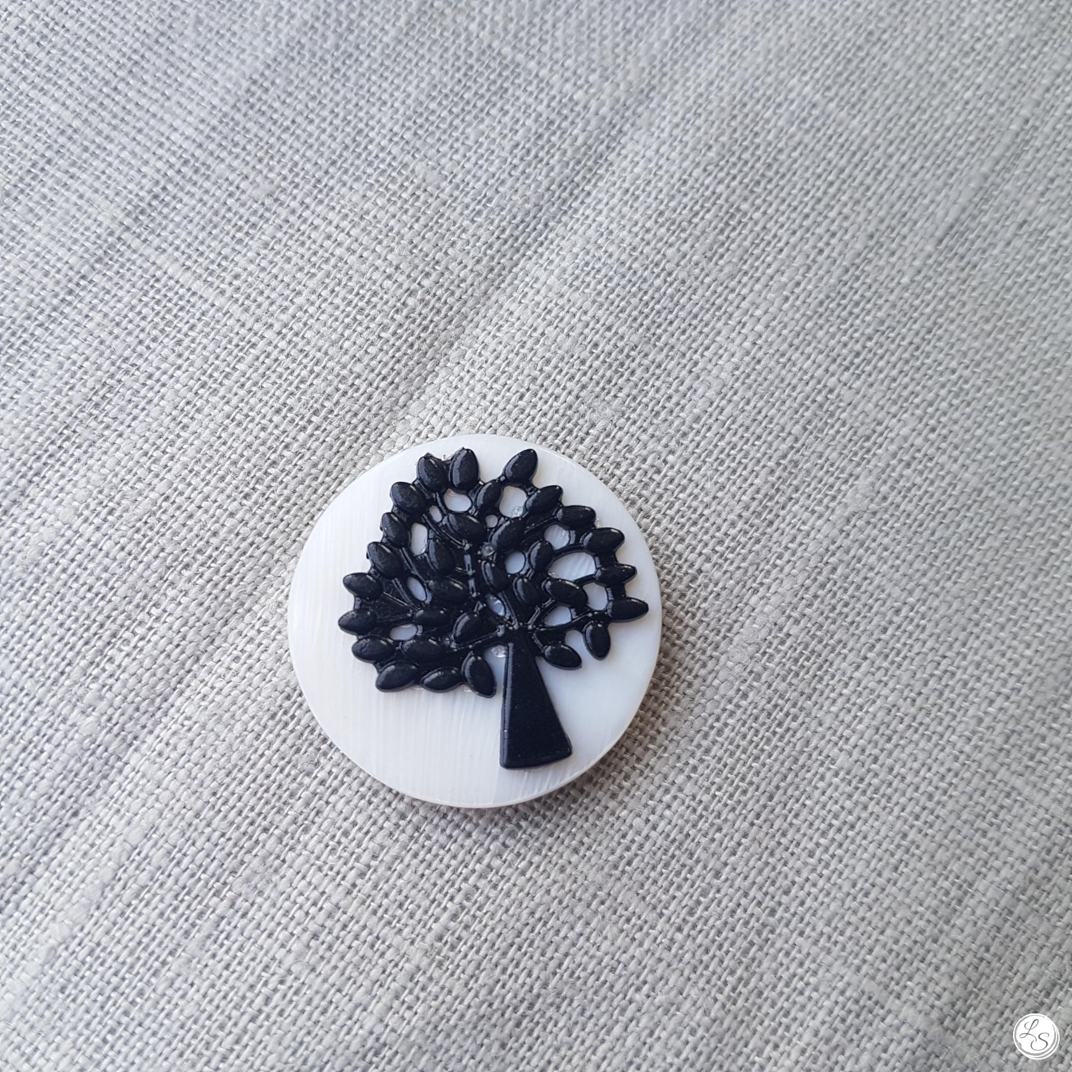 Broche aimantée "Arbre de vie noir sur nacre"