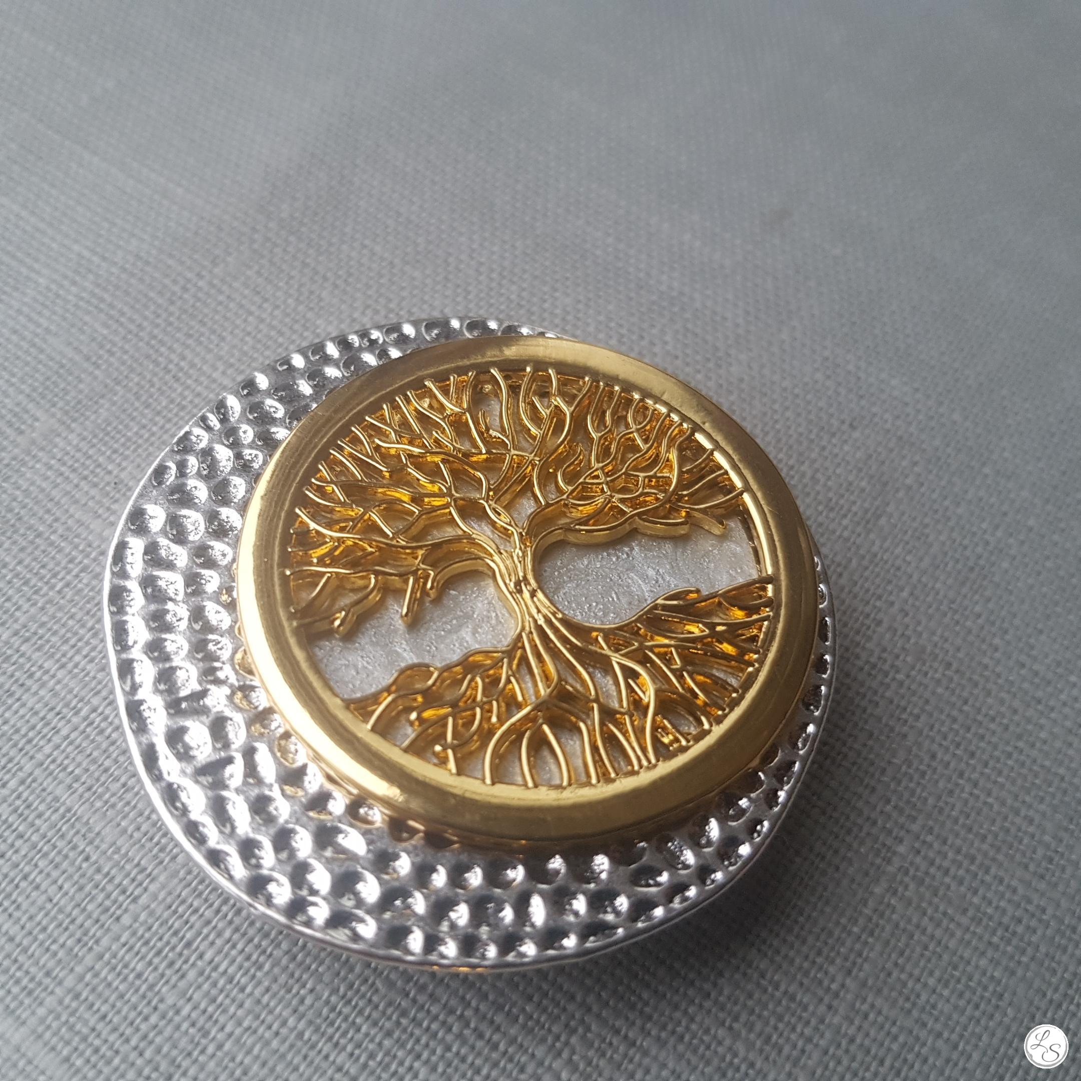 Broche aimantée "Arbre de vie doré sur médaillon argenté"